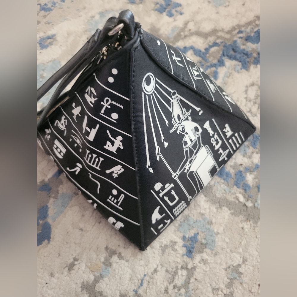 Black Pyramid Bag - Picture 2 of 7